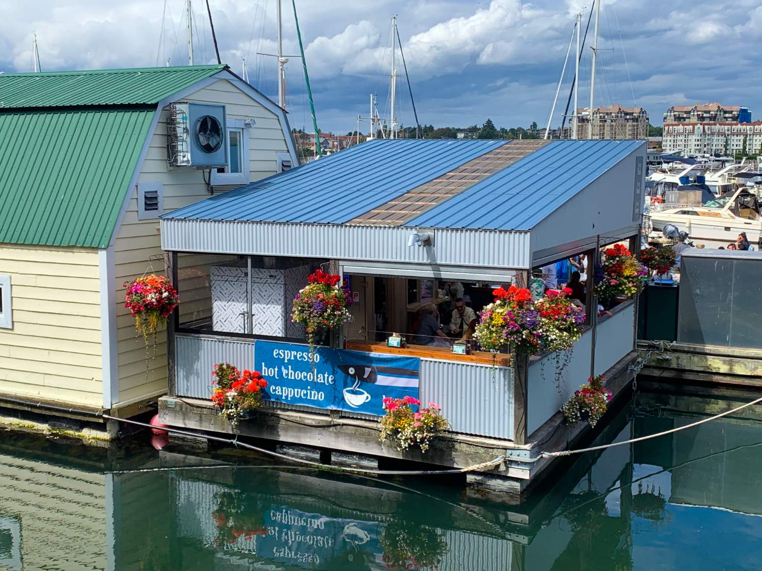 Solve A floating coffee shop at Fisherman's Wharf in Victoria/Un café flottant à Fisherman's
