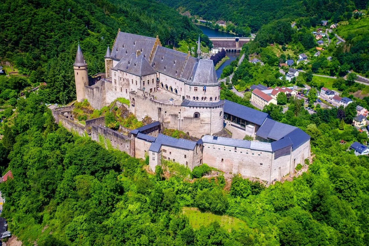 Solve Vianden Castle Luxembourg Jigsaw Puzzle Online With 70 Pieces solve-vianden-castle-luxembourg-jigsaw-puzzle-online-with-70-pieces