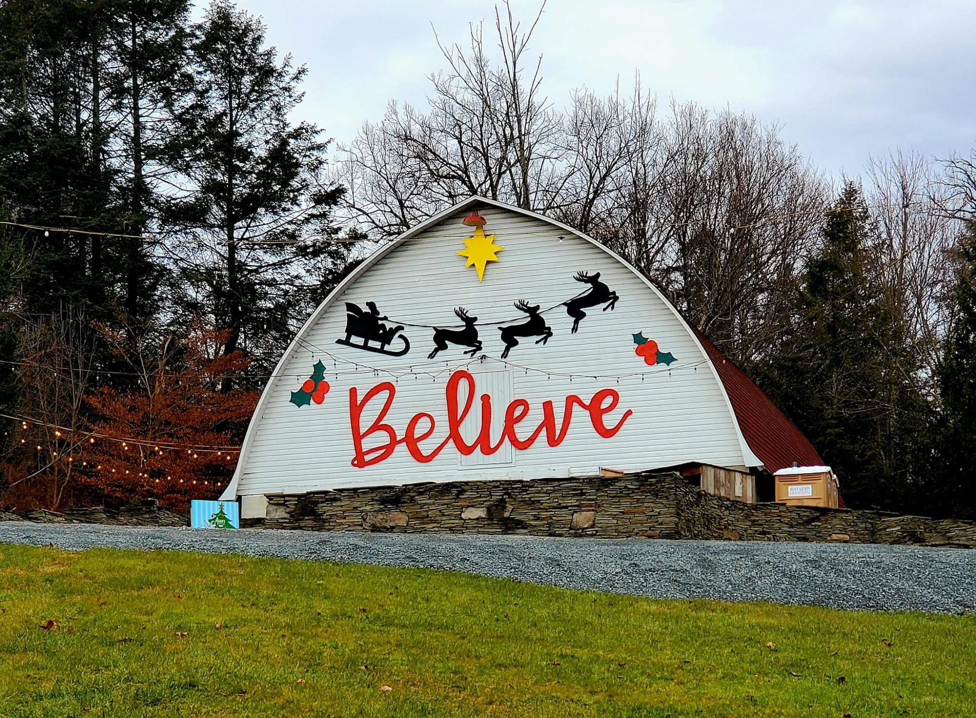 Solve Honesdale Pennsylvania Barn Merry Christmas jigsaw puzzle online