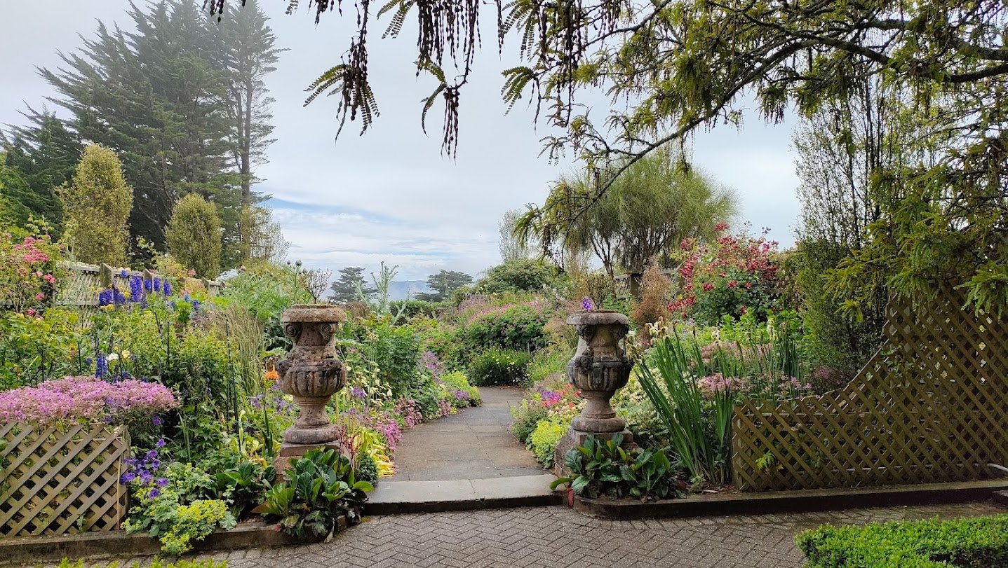 Solve Dunedin Lanarch Castle cottage garden jigsaw puzzle online with