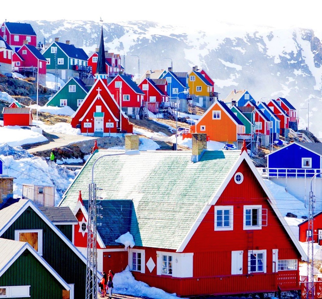 Solve Colorful Houses in Greenland.... jigsaw puzzle online with 25 pieces