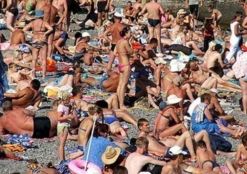 Сегодня на пляже не очень весело обнаженным людям Сегодня на пляже не очень весело обнаженным людям