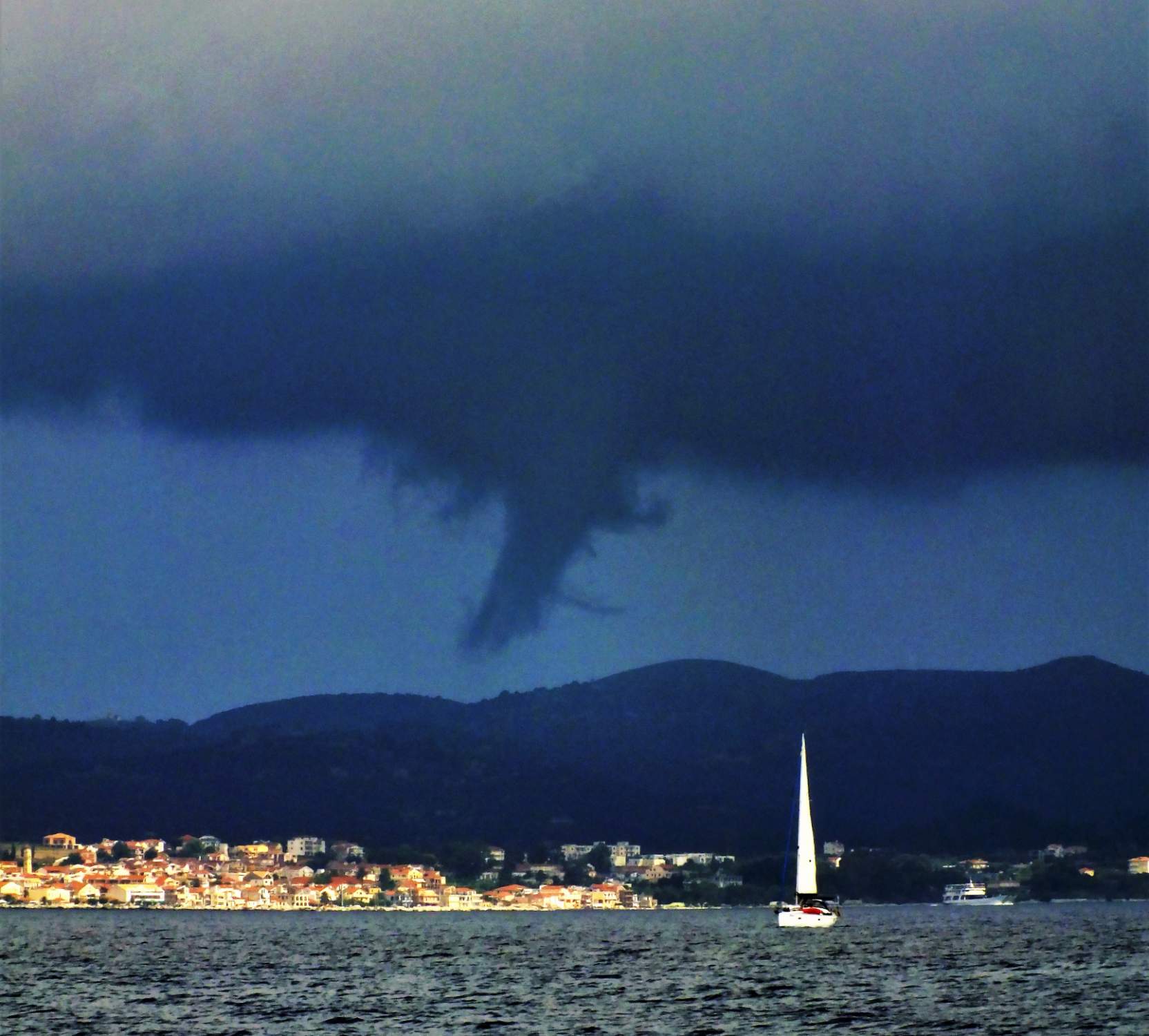 Solve Funnel Cloud jigsaw puzzle online with 182 pieces