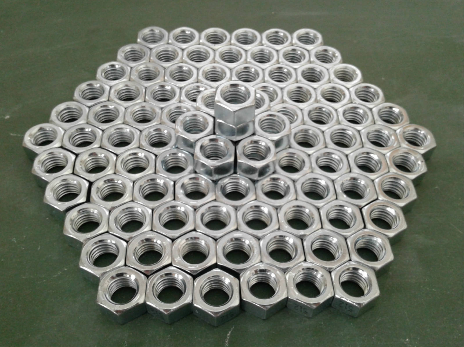 Solve hex nuts (5) jigsaw puzzle online with 300 pieces