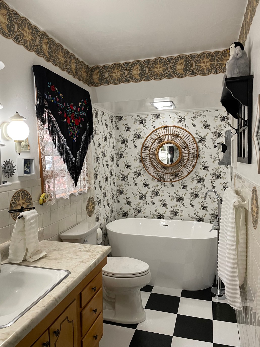 Solve Black and White Bathroom jigsaw puzzle online with 88 pieces