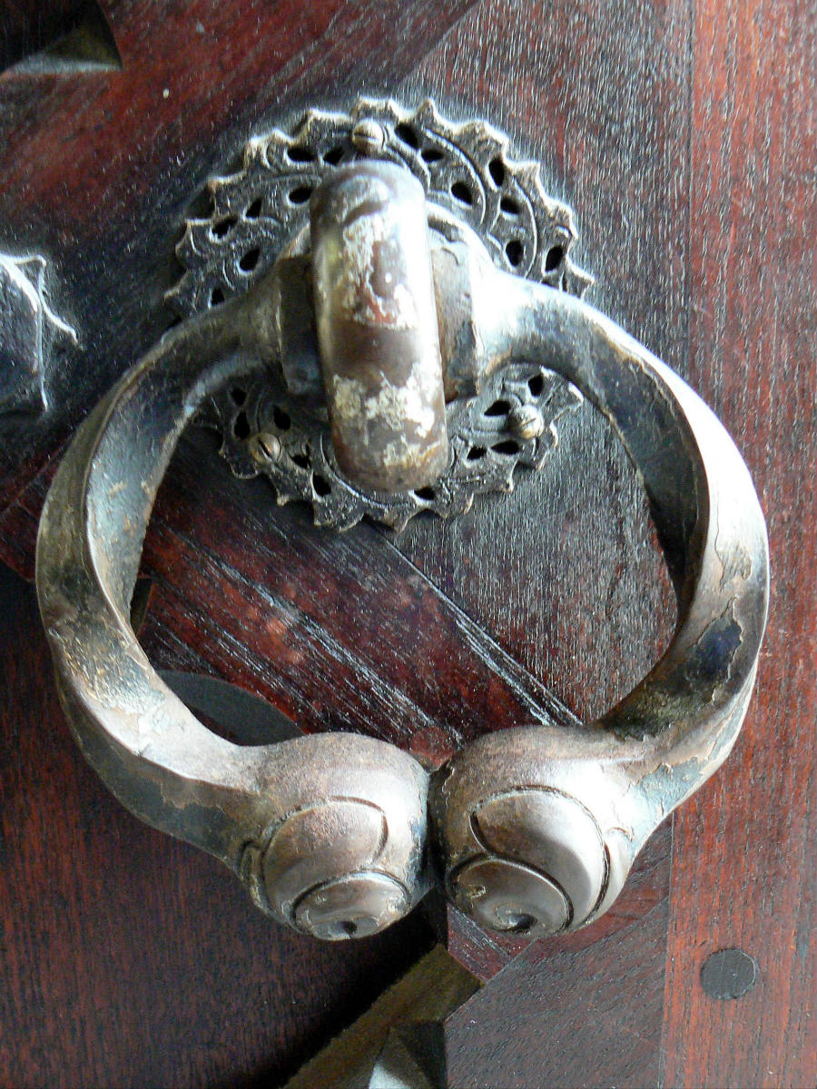 Solve Door knocker jigsaw puzzle online with 130 pieces