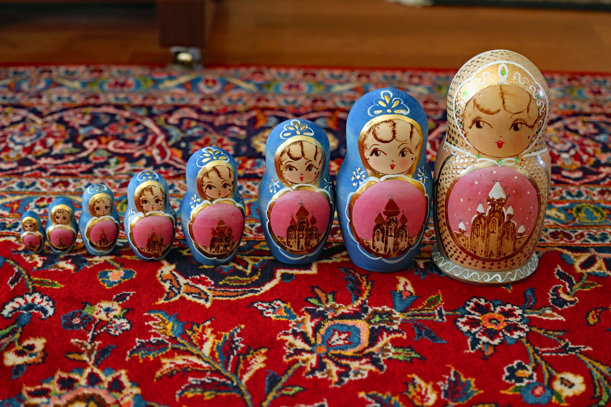 Solve Russian nesting dolls jigsaw puzzle online with 96 pieces