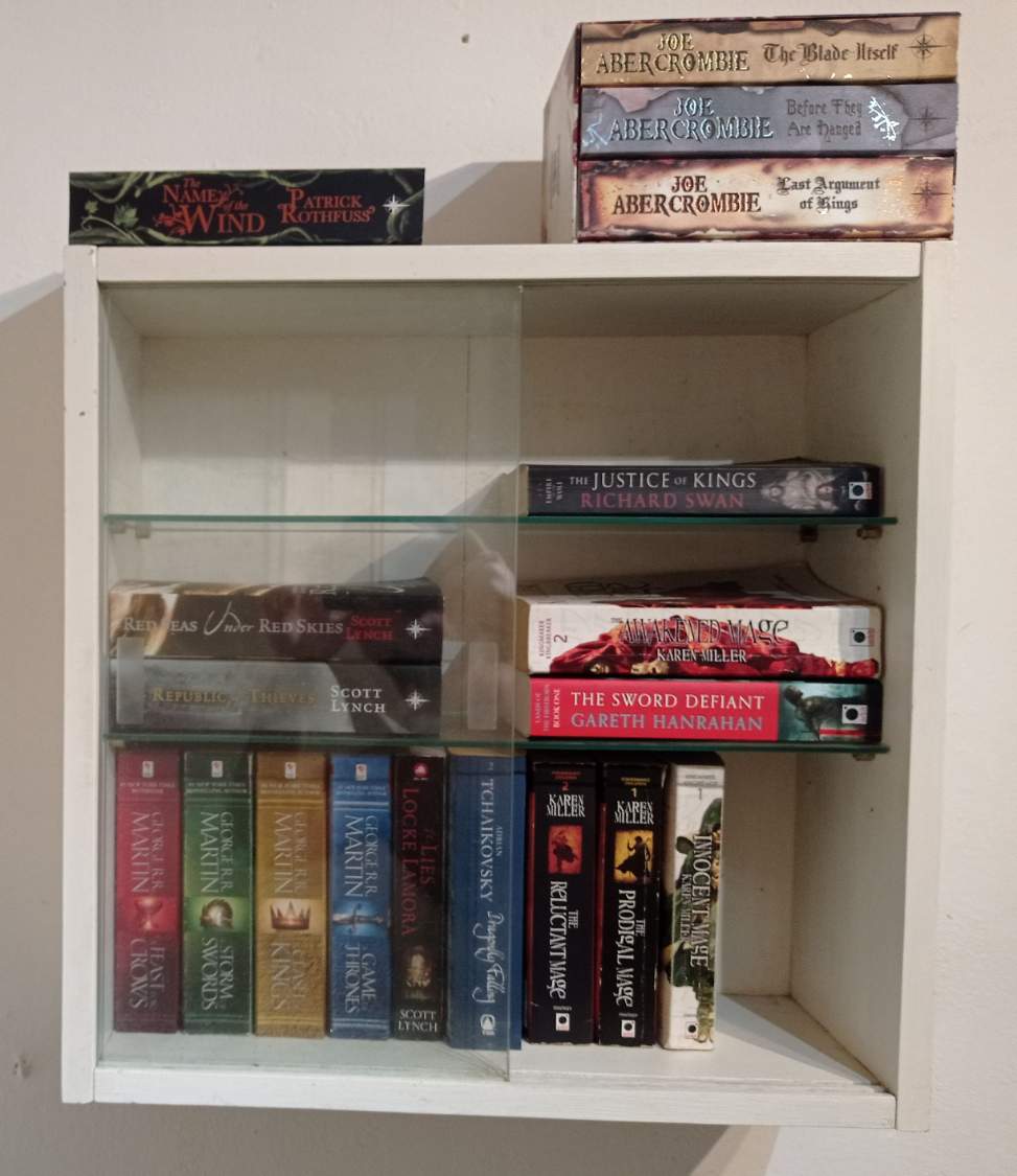 Solve My bookshelf ) jigsaw puzzle online with 42 pieces