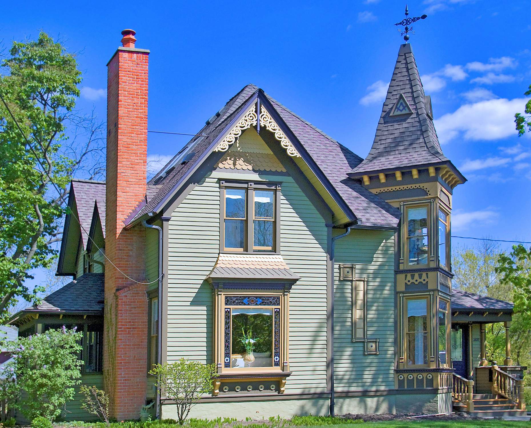 Solve Green Victorian house jigsaw puzzle online with 180 pieces