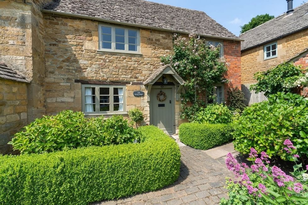 Solve Cottage in Ebrington, Cotswolds jigsaw puzzle online with 70 pieces