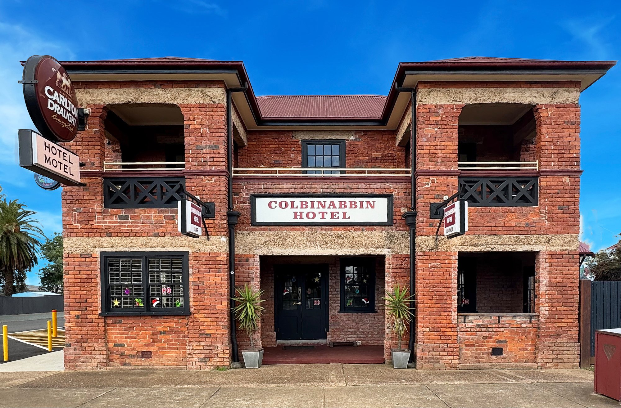 Solve Colbinabbin Hotel jigsaw puzzle online with 96 pieces