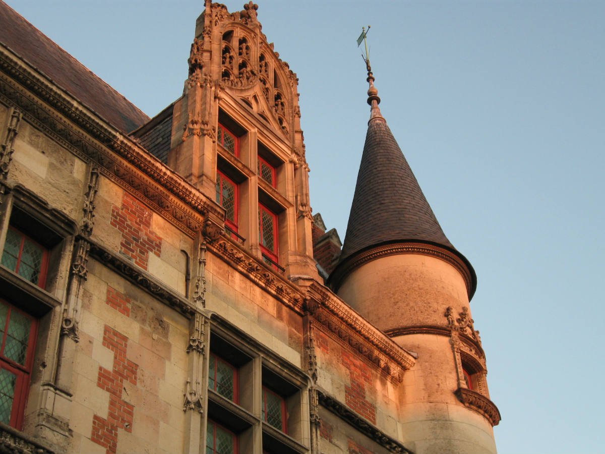 Jigsaw Puzzle | 48 pieces | Setting sun on a renaissance dormer window ...