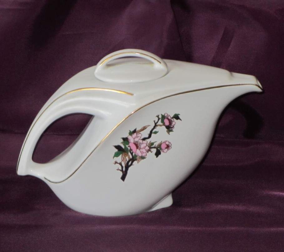 Solve Teapot "Leaf" jigsaw puzzle online with 110 pieces