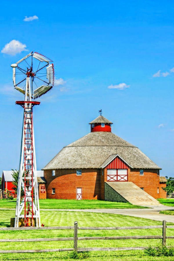 Puzzle 35 piezas Round Barn and an Unusual Windmill Pond Creek