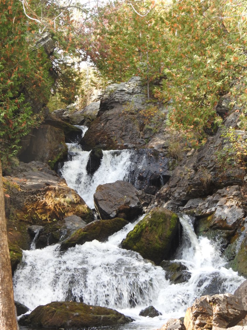 Solve A waterfall. jigsaw puzzle online with 12 pieces