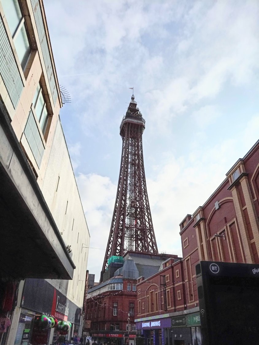 Solve The Tower at Blackpool. jigsaw puzzle online with 12 pieces