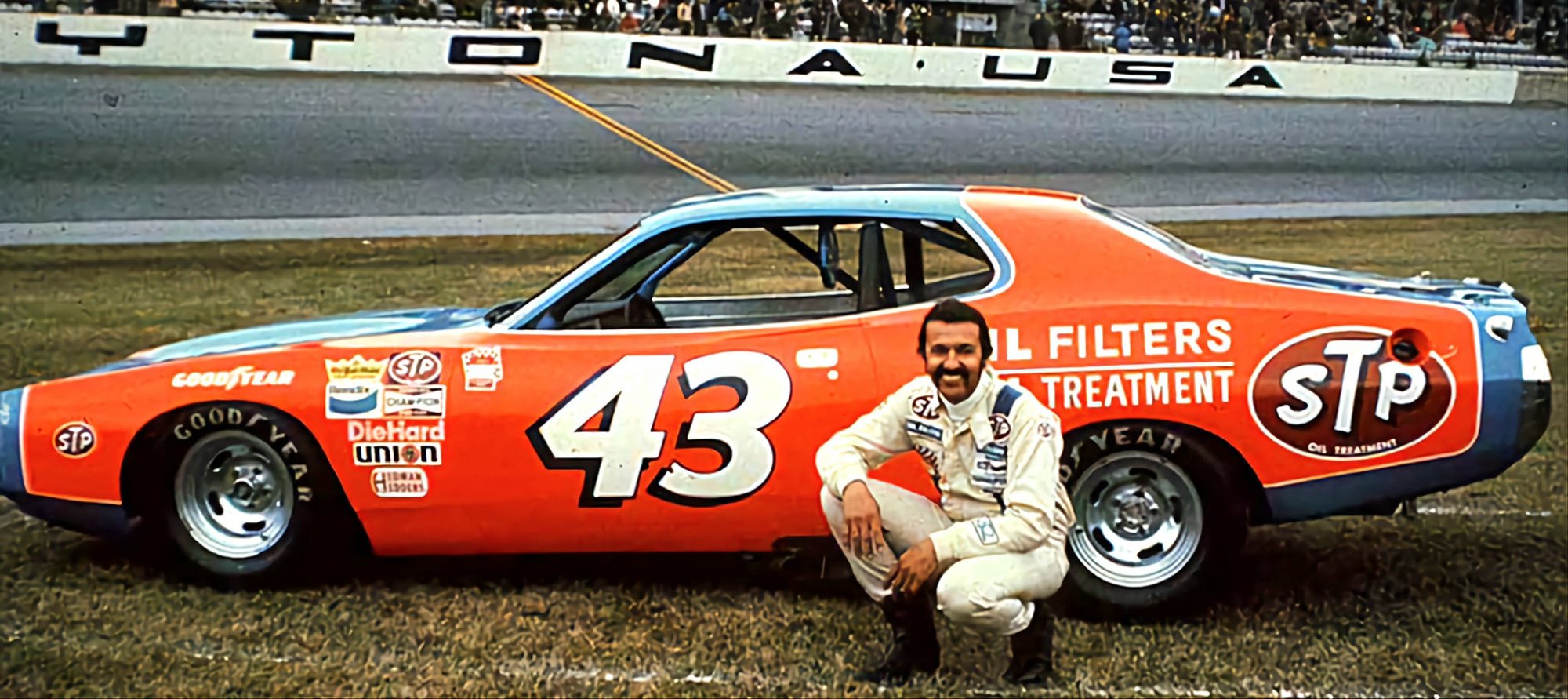 Solve Richard Petty And Dodge Charger 1973 jigsaw puzzle online with Solve Richard Petty And Dodge Charger 1973 jigsaw puzzle online with