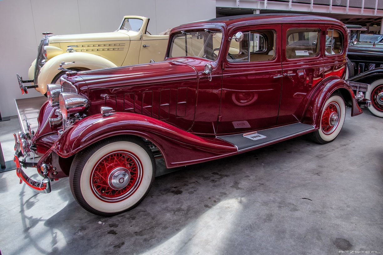 Solve Buick "Series 50" 4door sedan 1933 jigsaw puzzle online with