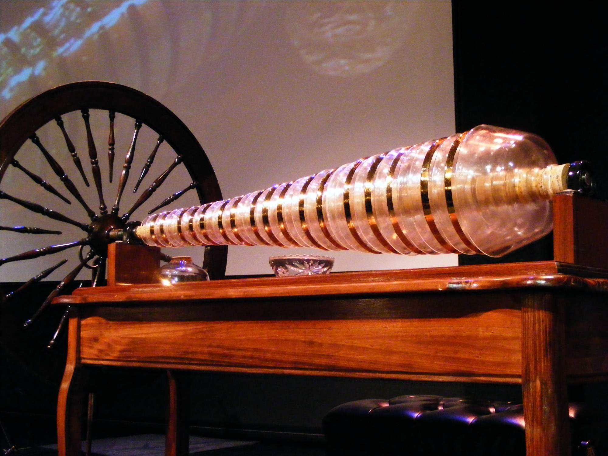 Solve Glass Armonica jigsaw puzzle online with 588 pieces