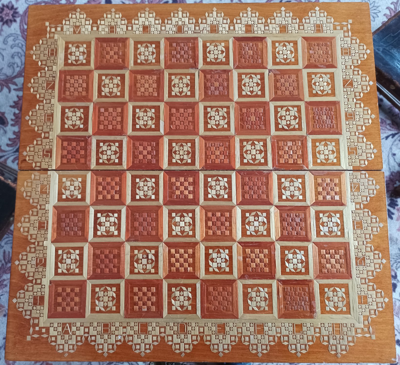 Solve chessboard jigsaw puzzle online with 132 pieces