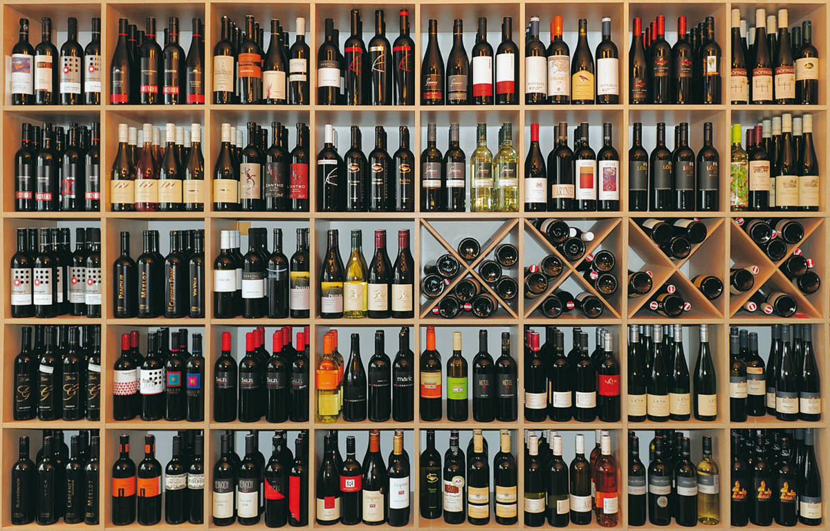 Solve Wine bottles (extra small) jigsaw puzzle online with 96 pieces