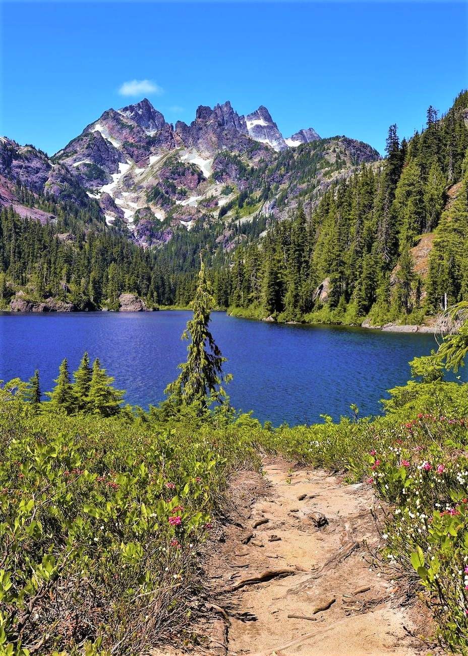 Solve Spectacle Lake,Washington jigsaw puzzle online with 336 pieces