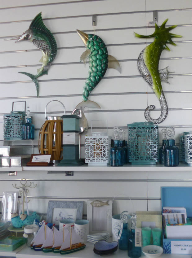 Solve AQUARIUM GIFT SHOP jigsaw puzzle online with 20 pieces