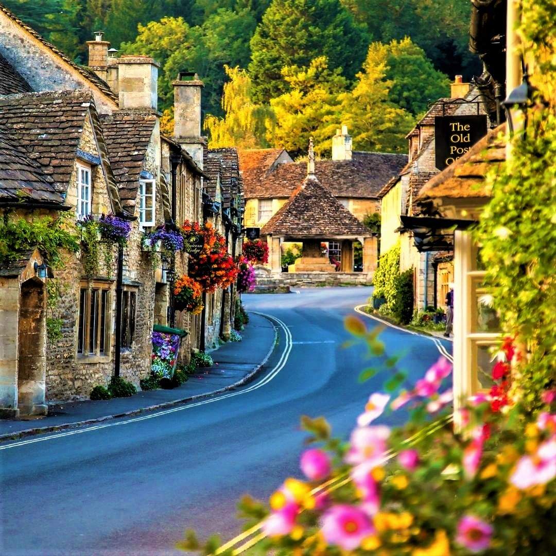 Solve Visit The Cotswolds jigsaw puzzle online with 64 pieces