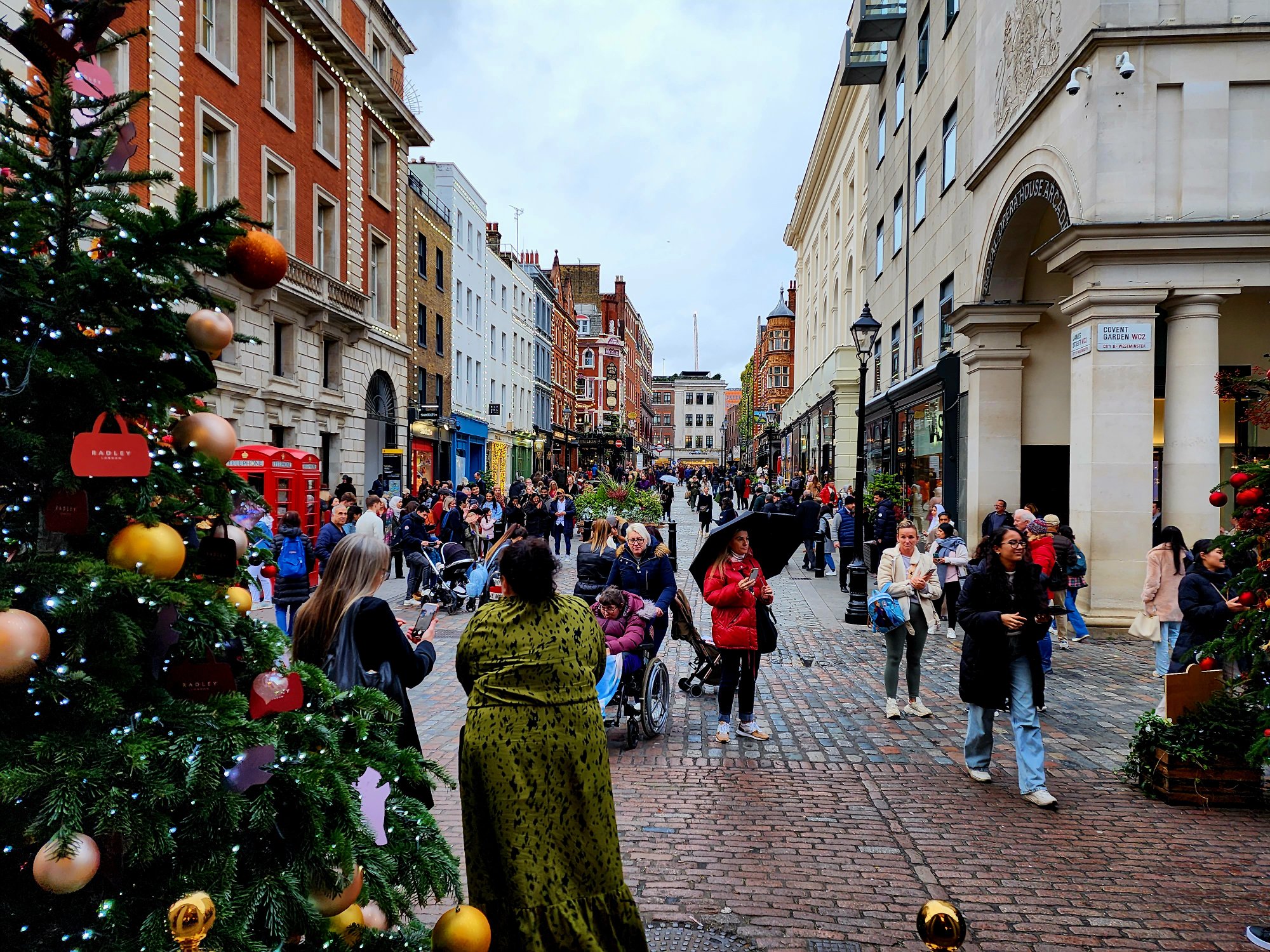 Solve Covent Garden, London jigsaw puzzle online with 352 pieces