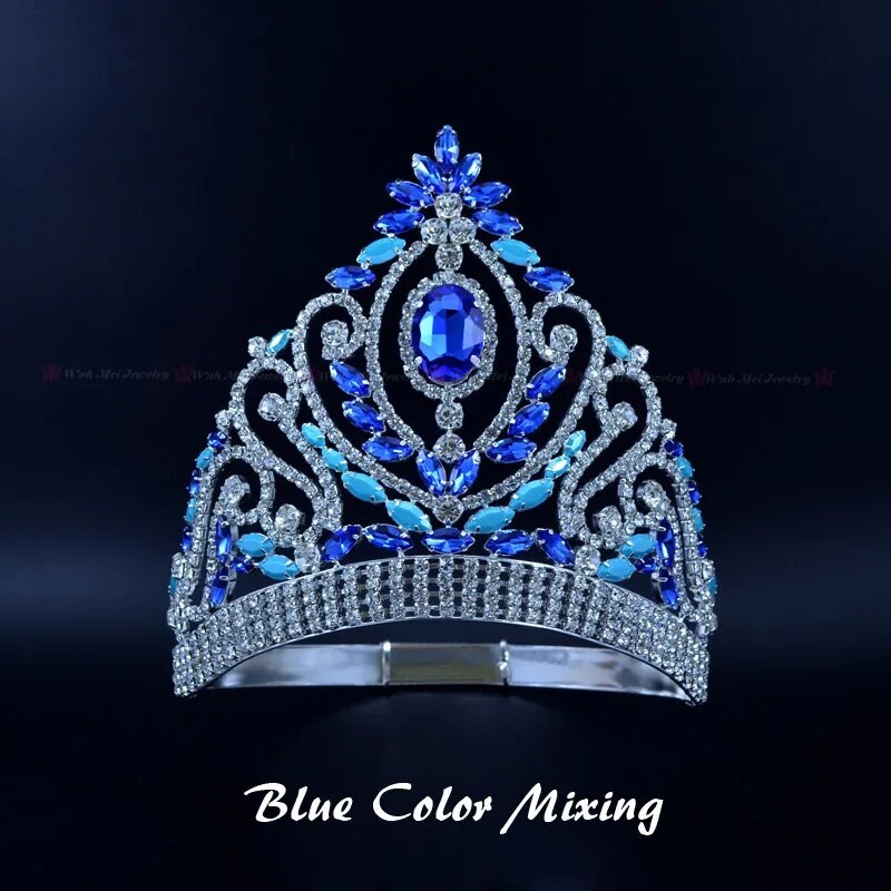 Solve Austrian Beauty Pageant 2023 Tiara jigsaw puzzle online with 9 pieces