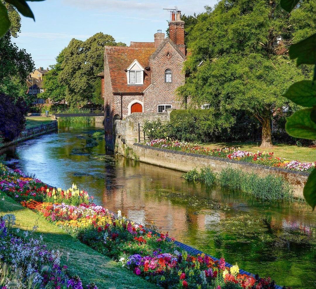 Solve Canterbury, Kent, UK jigsaw puzzle online with 72 pieces