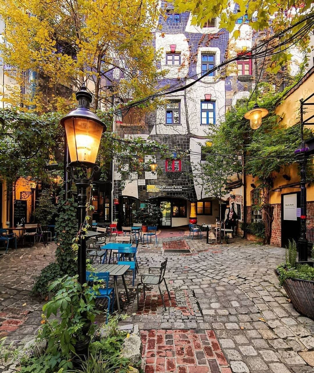 Solve Hundertwasser house Vienna jigsaw puzzle online with 42 pieces
