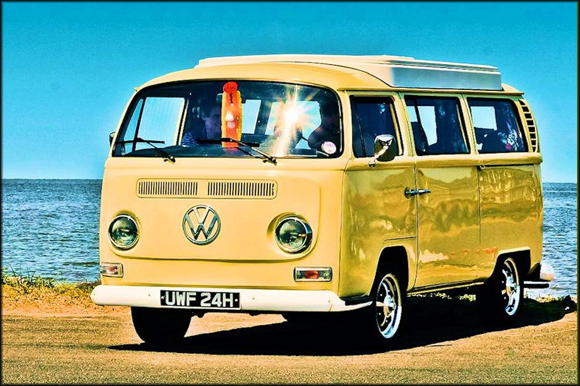 Solve VW camper van jigsaw puzzle online with 150 pieces