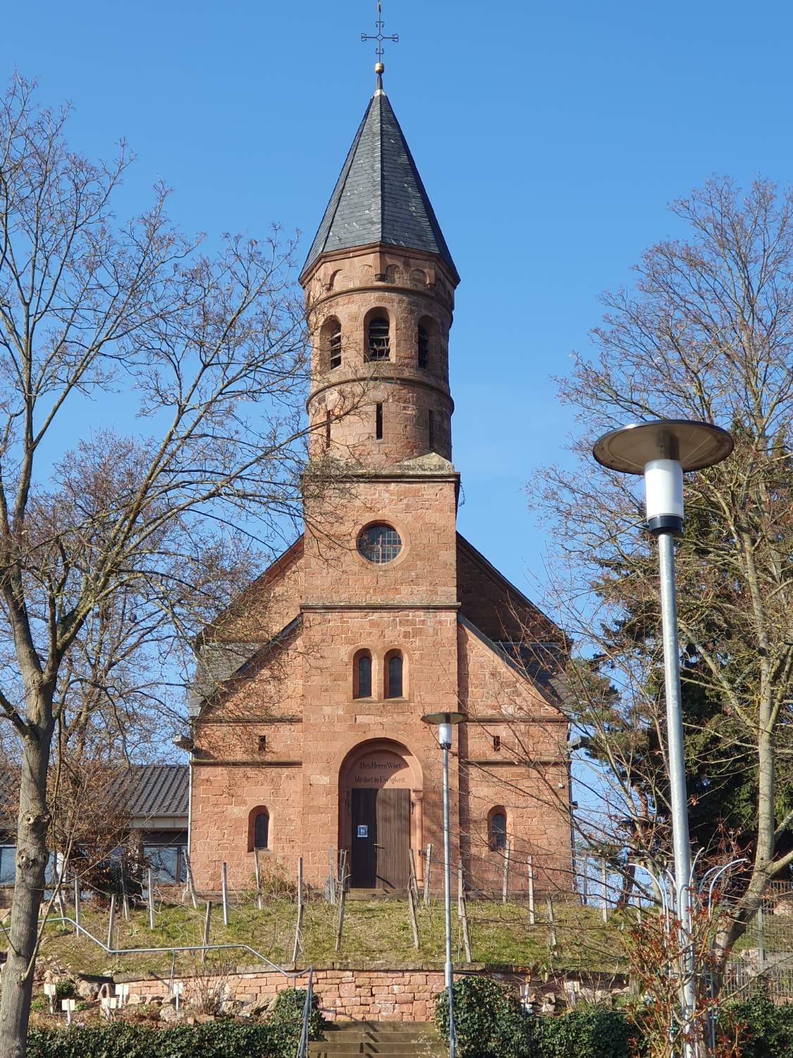 Solve Kirche in Lorsch jigsaw puzzle online with 192 pieces