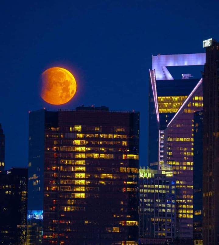 Low Moon Solve Low Moon in the city jigsaw puzzle online with 42 pieces