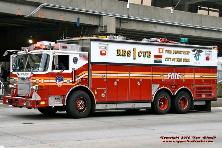 Solve FDNY_R1 jigsaw puzzle online with 96 pieces