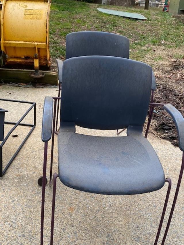 Solve Two chairs jigsaw puzzle online with 20 pieces