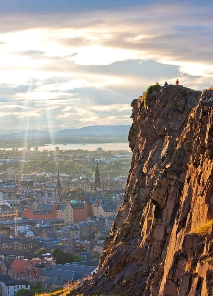 Solve Edinburgh jigsaw puzzle online with 117 pieces