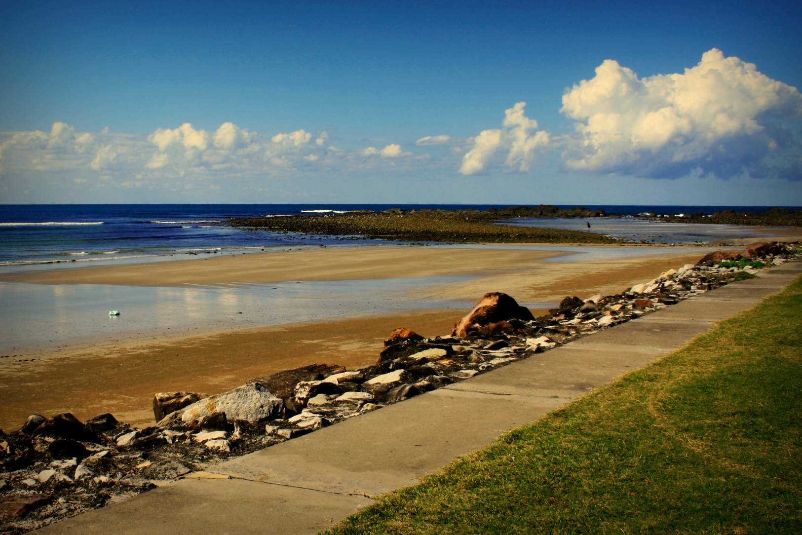 Solve Brooms Head Beach jigsaw puzzle online with 117 pieces