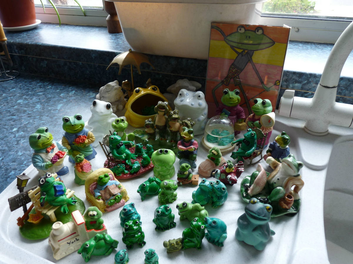 Solve Katheryns Frog Collection jigsaw puzzle online with 108 pieces