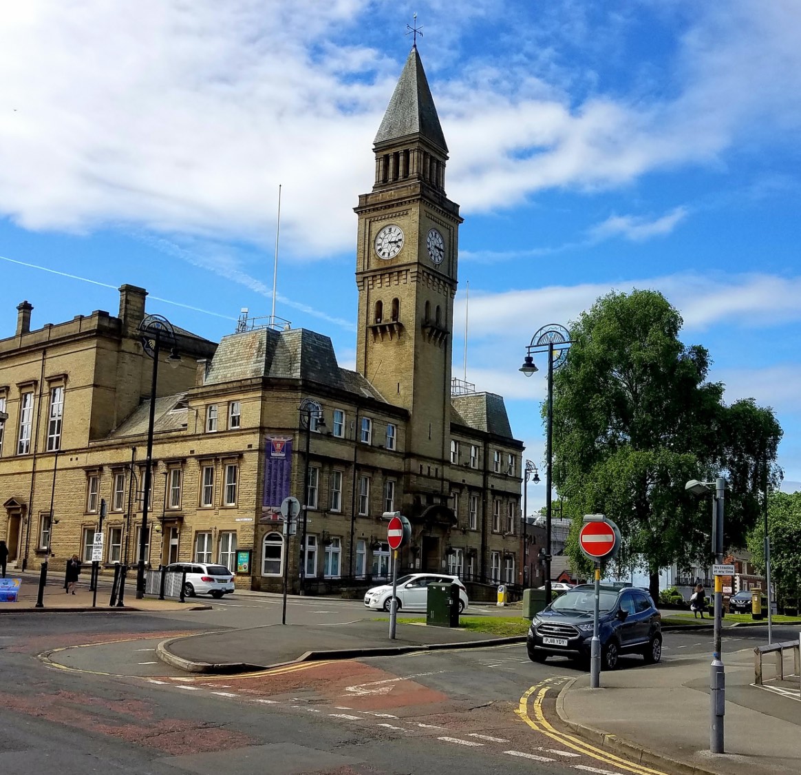 Solve Chorley Town Hall jigsaw puzzle online with 36 pieces