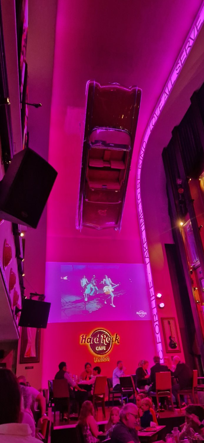 Solve Hard Rock Cafe jigsaw puzzle online with 98 pieces