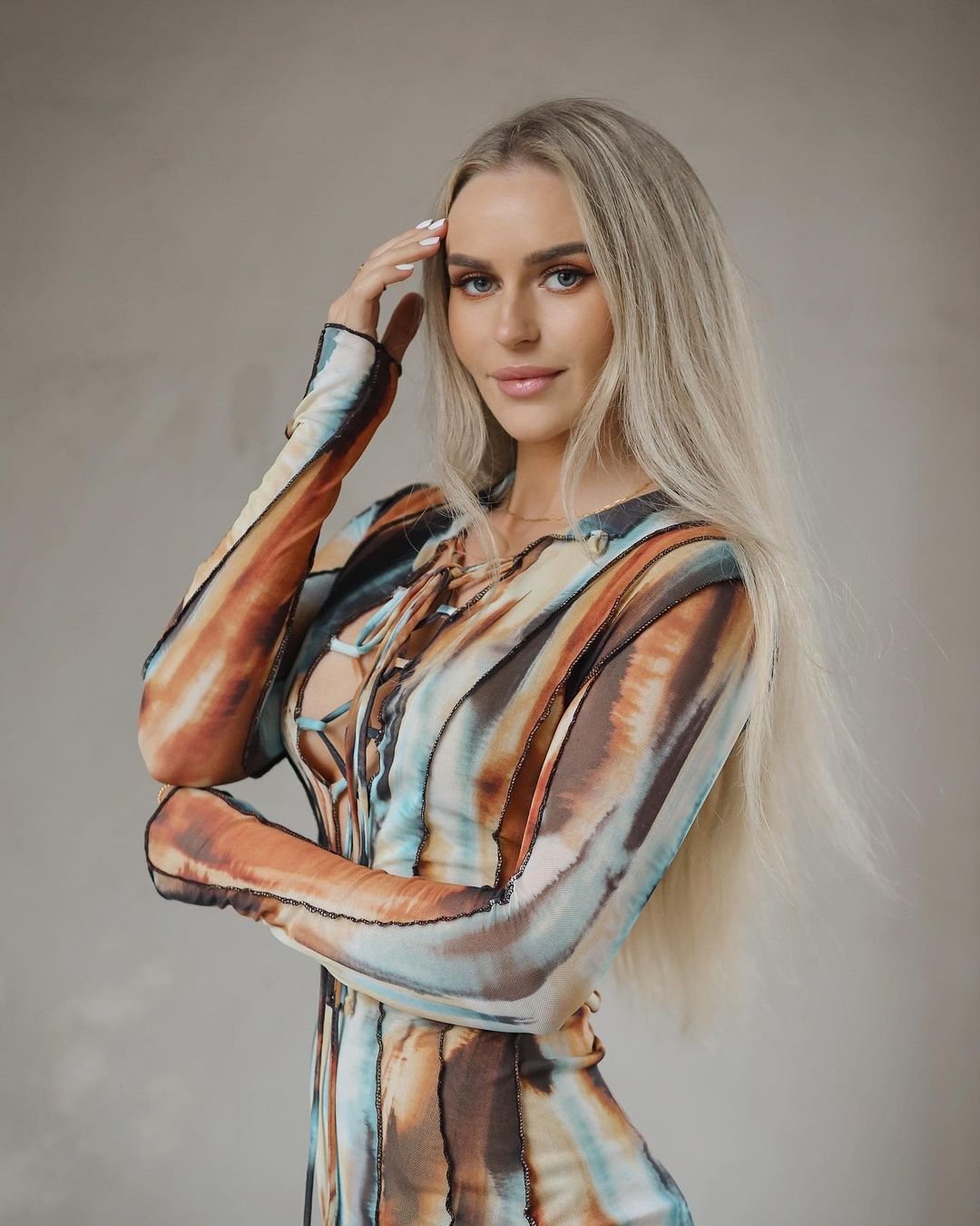 Solve ANNA NYSTROM - BEAUTIFUL DRESS jigsaw puzzle online with 99 pieces