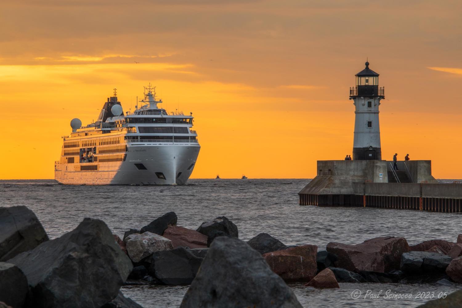 Solve The Duluth, MN lighthouse greets the Viking Octanis jigsaw puzzle