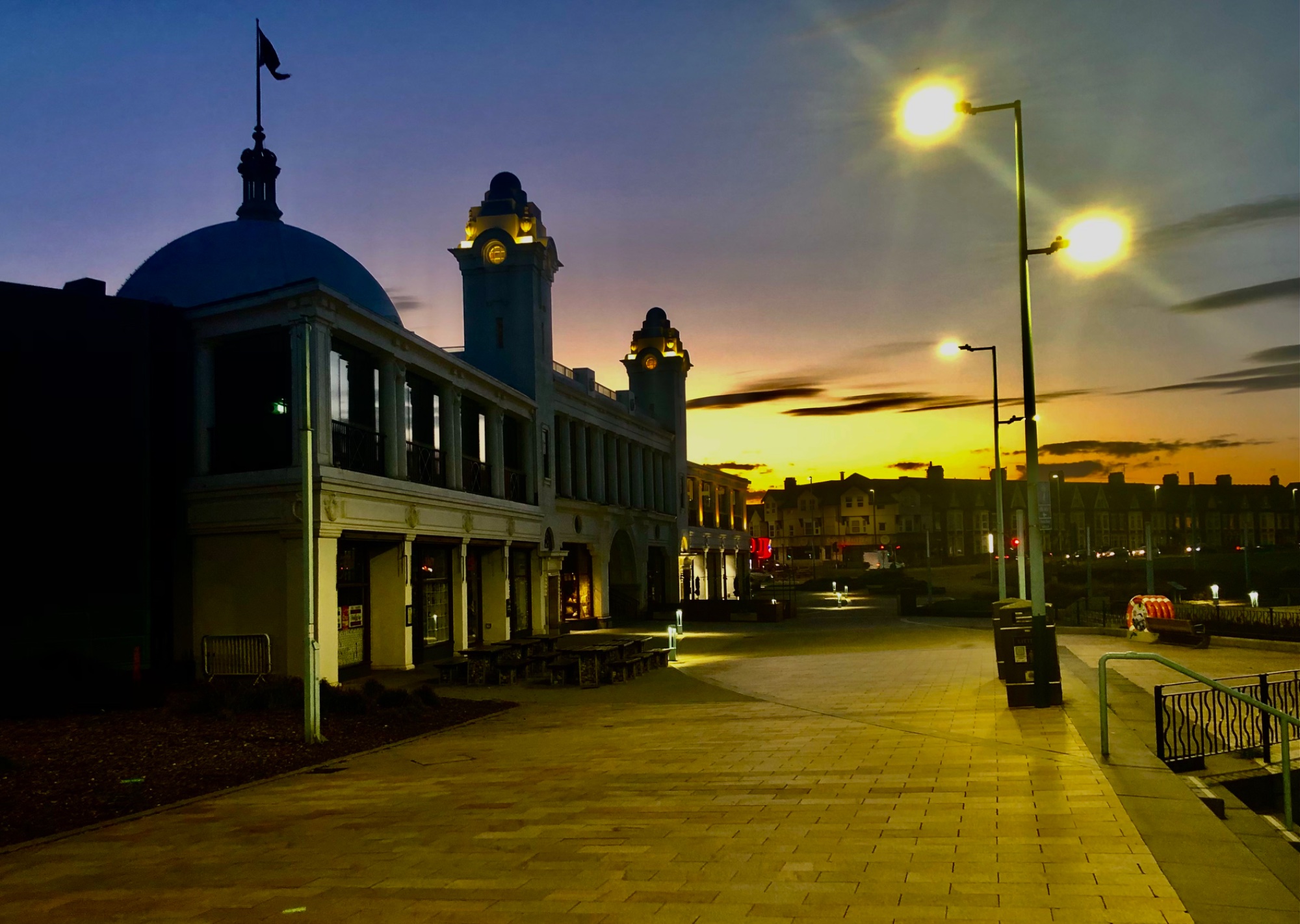 Solve Spanish City, Whitley Bay at dusk jigsaw puzzle online with 252