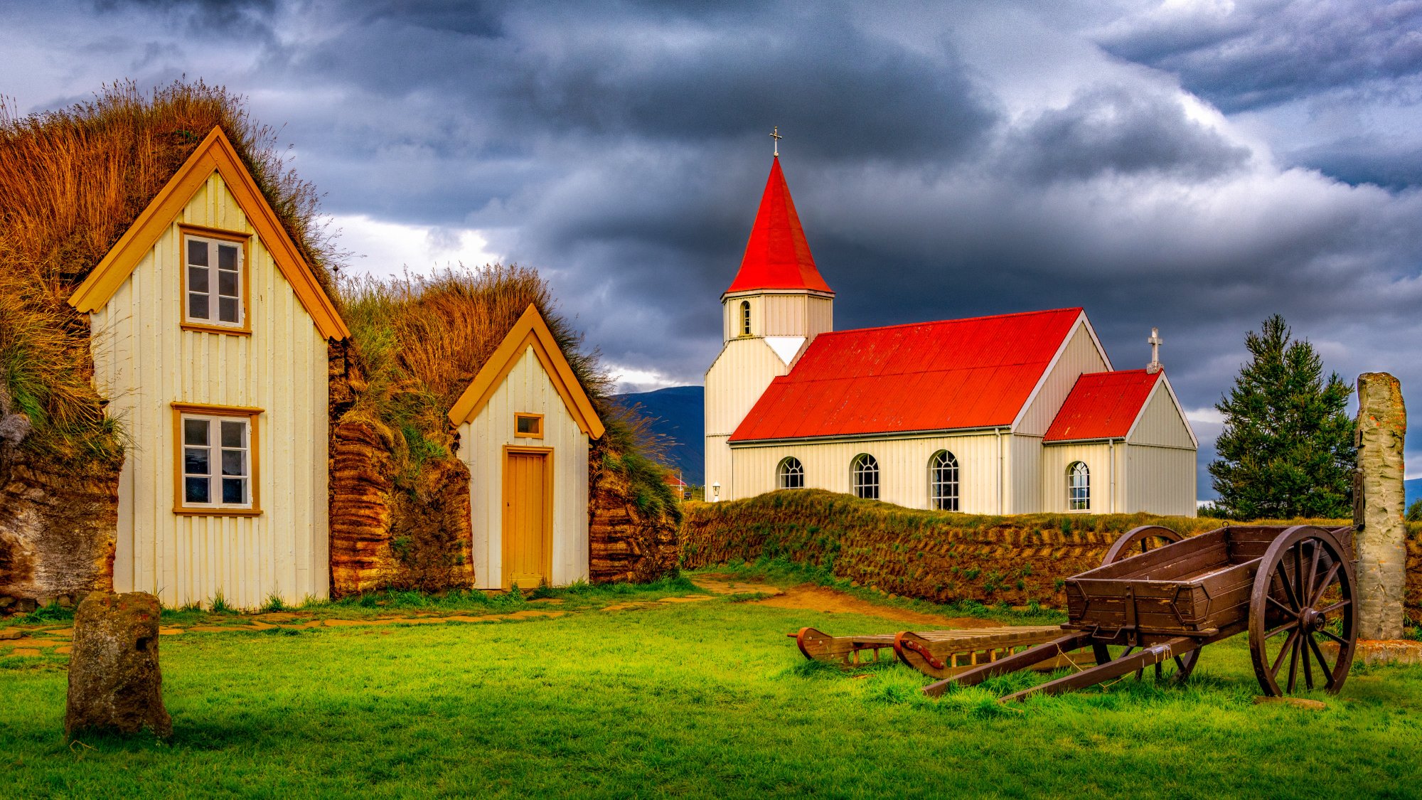 Solve Red Roof Church jigsaw puzzle online with 299 pieces