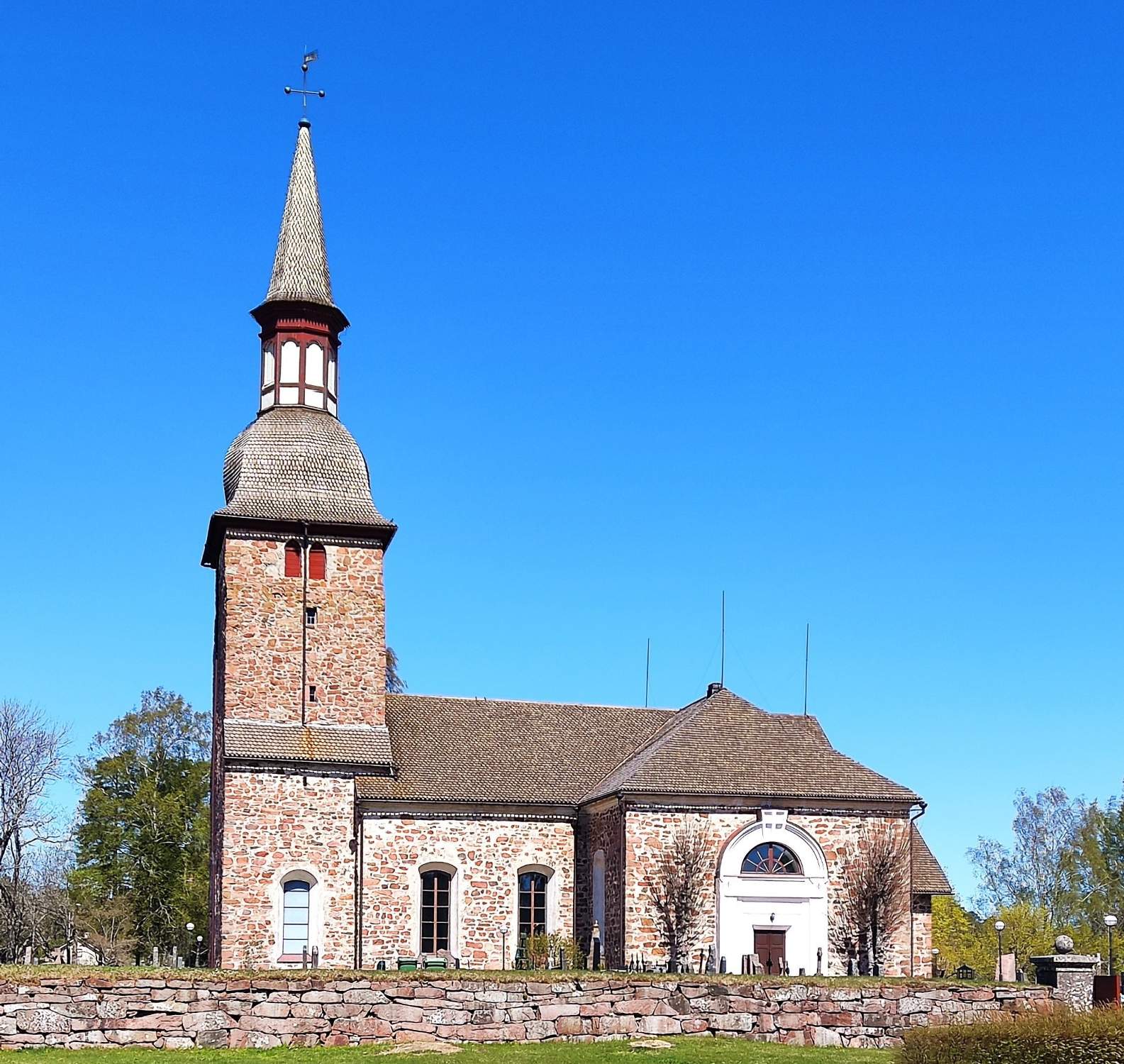 Solve Kirche in Jomala (Åland) jigsaw puzzle online with 600 pieces