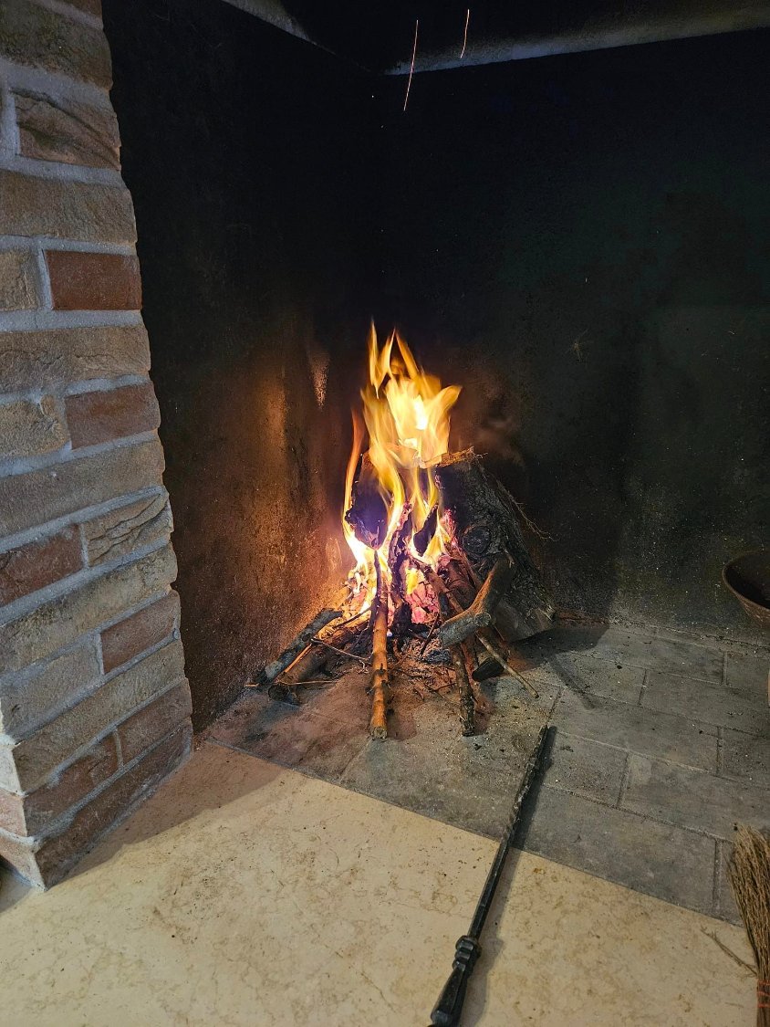 Solve fireplace jigsaw puzzle online with 20 pieces