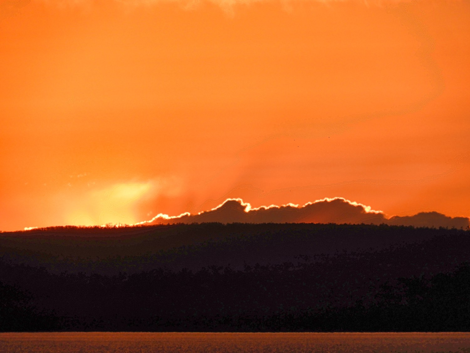 Limned Solve Sun limned clouds jigsaw puzzle online with 20 pieces
