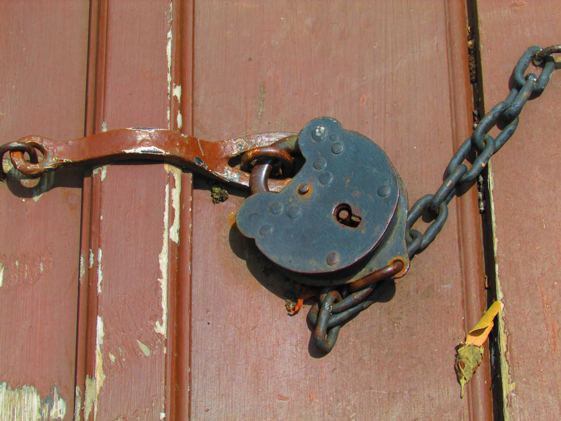 Solve Series Locks and Latches jigsaw puzzle online with 35 pieces